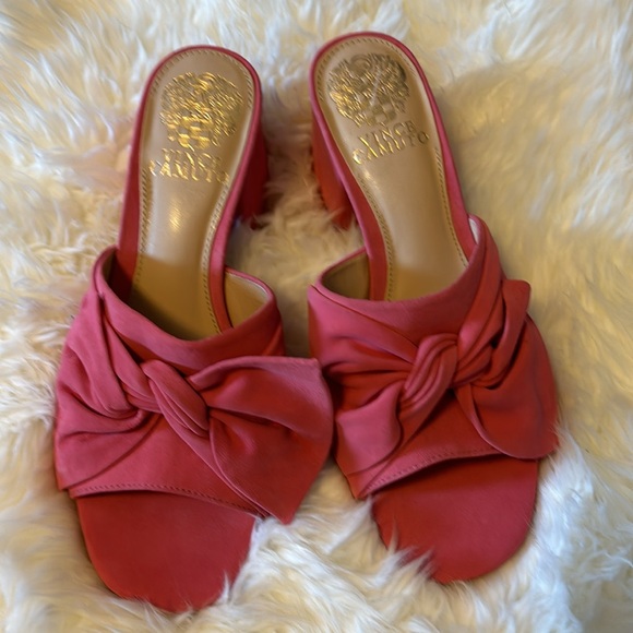 VINCE CAMUTO Kitten Heels 👠 - Picture 5 of 8